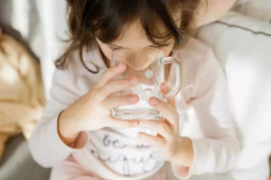 Wasser trinken - Kind trinkt Leitungswasser